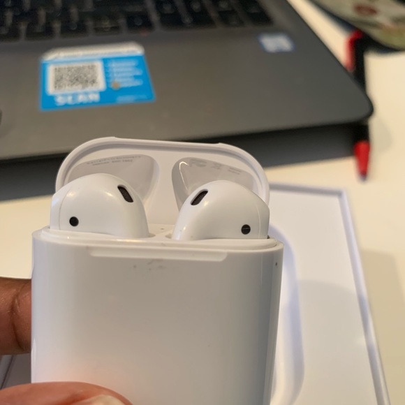 Airpods New condition - Picture 3 of 5